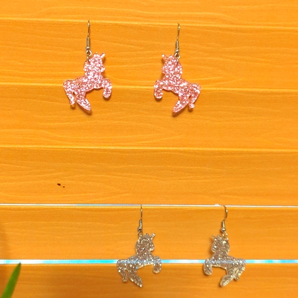 NWT/IP 🩷💒 (unbranded) 🦄⭐ GLITTER UNICORN ⭐🦄 acrylic dangle earrings! - Picture 2 of 5